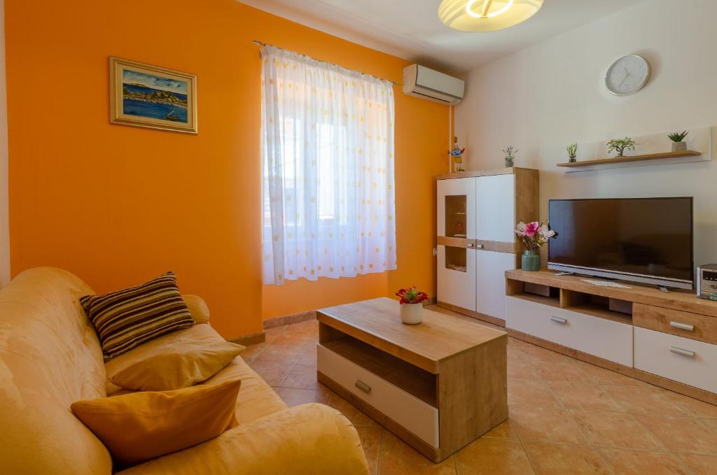 TV a/nebo společenská místnost v ubytování House Lara