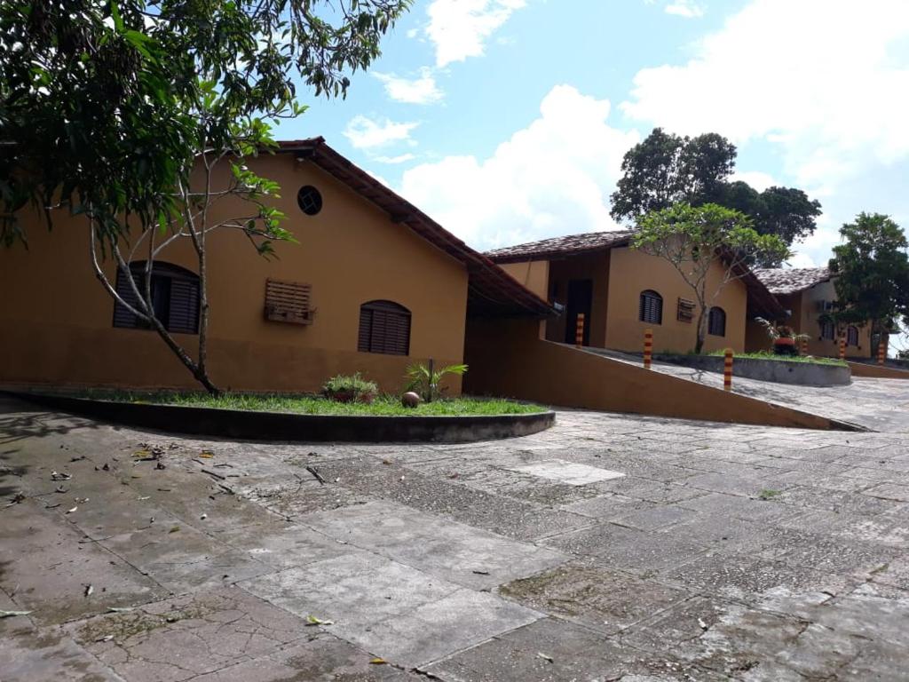 a building with a courtyard in front of it at Pousada do Lajes in Carolina