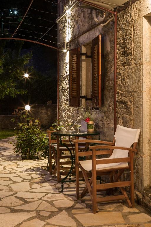 stół i krzesła na patio w nocy w obiekcie Villa Kastania w mieście Kastanéa