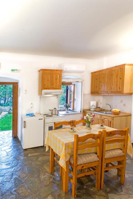 Kuchnia lub aneks kuchenny w obiekcie Villa Kastania