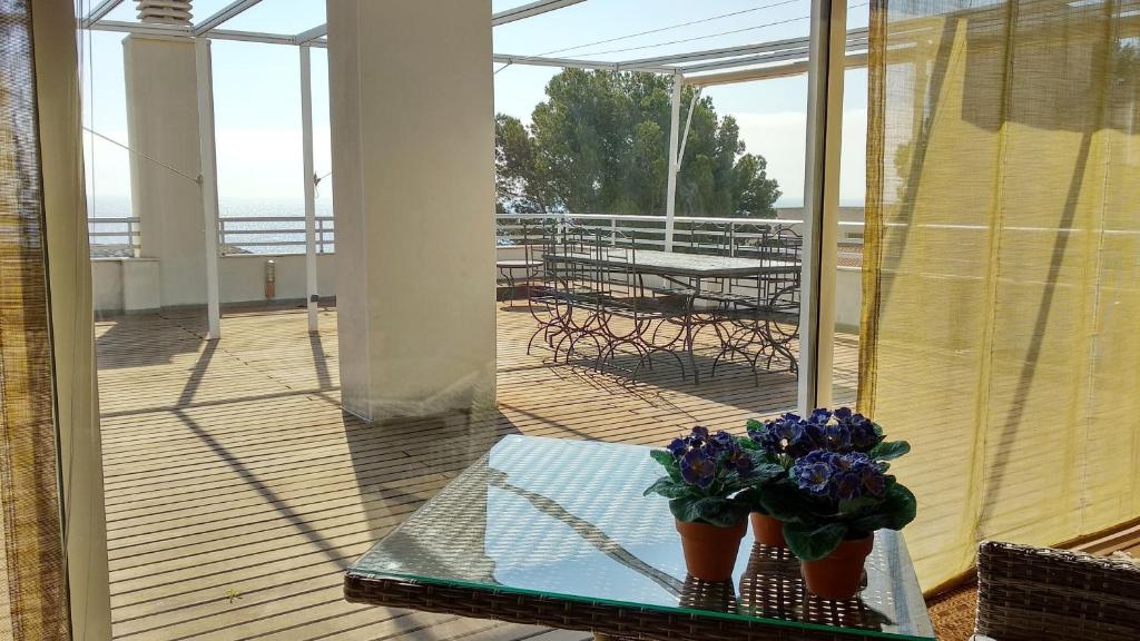 Balkón alebo terasa v ubytovaní MAGNIFICO APARTAMENTO EN CALA LLOBETA