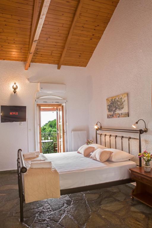 sypialnia z dużym łóżkiem w pokoju w obiekcie Villa Kastania w mieście Kastanéa