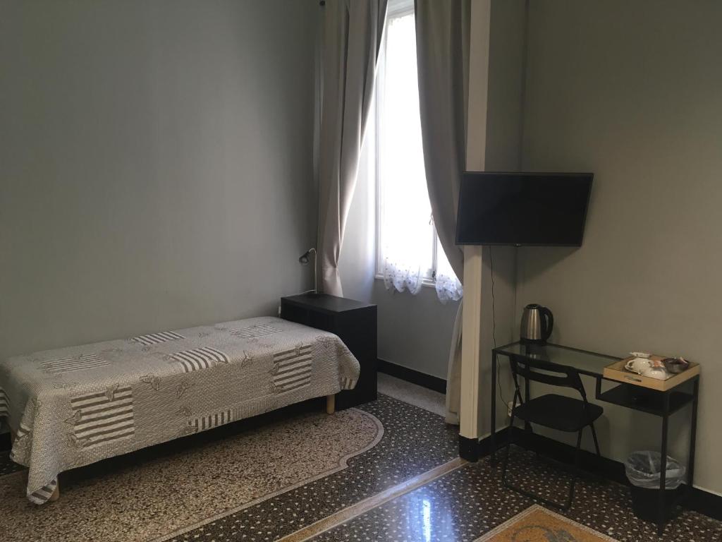 TV a/nebo společenská místnost v ubytování Check-Inn Rooms Genova Centro