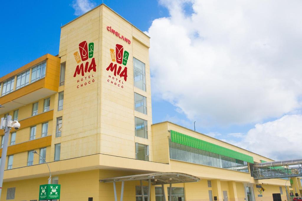 基布多Mia Hotel Choco的侧面有标志的建筑物