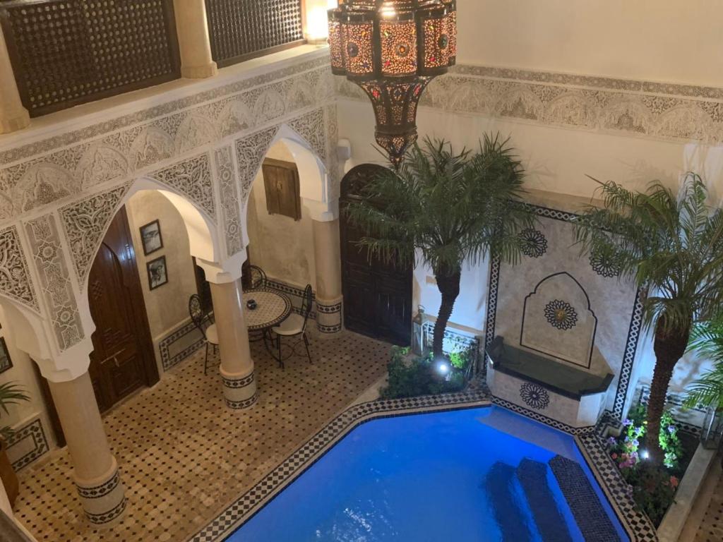 een uitzicht over een zwembad in een gebouw bij Riad Abaka hotel & boutique in Marrakesh