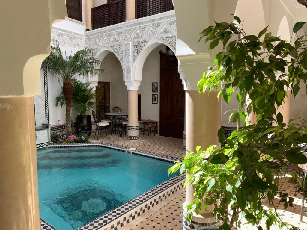 Bazén v ubytování Riad Abaka hotel & boutique nebo v jeho okolí