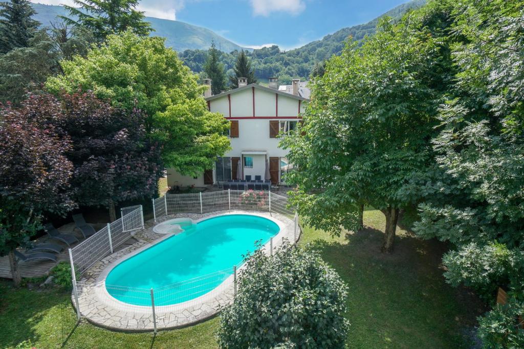 una vista aérea de una casa con piscina en Grand Gîte Saint-Lary centre pour 15 pers. pouvant accueillir jusqu’à 17 pers. en Saint-Lary-Soulan