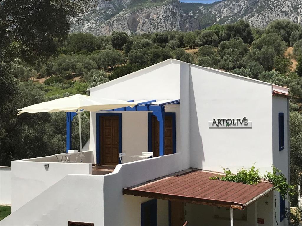 un edificio blanco con un cartel. en Artolive Datca, en Datça