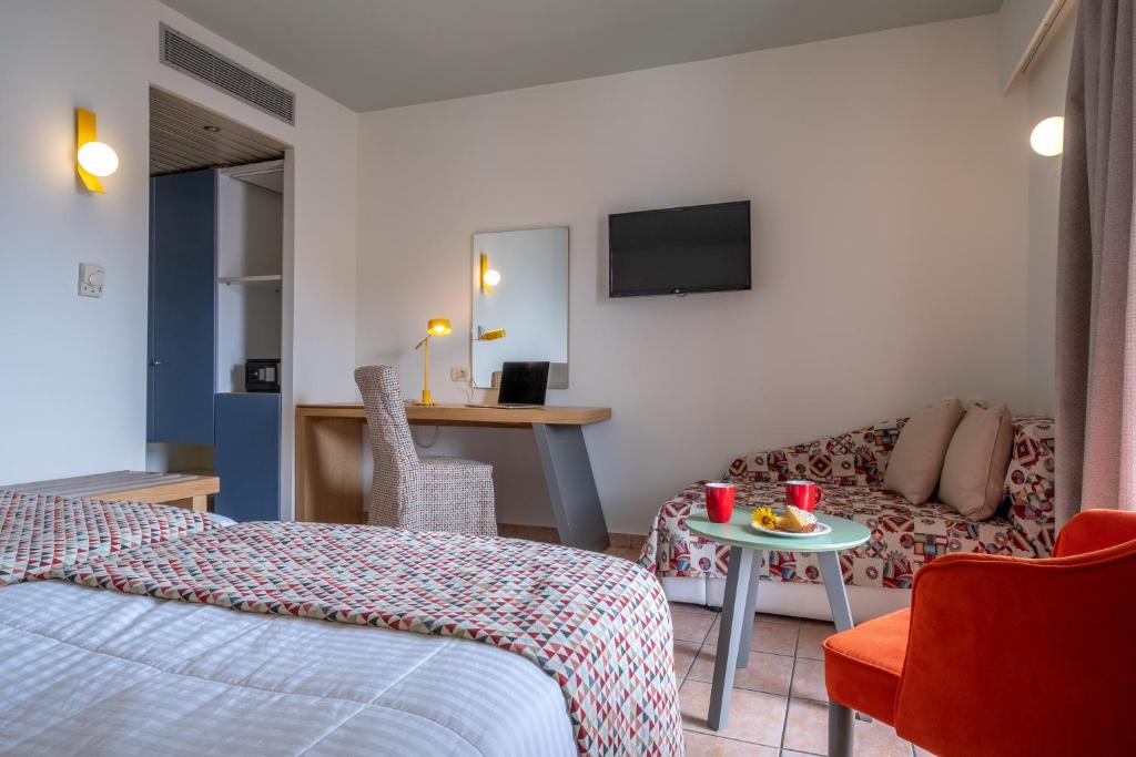 TV a/nebo společenská místnost v ubytování Flisvos Royal Hotel & Suites