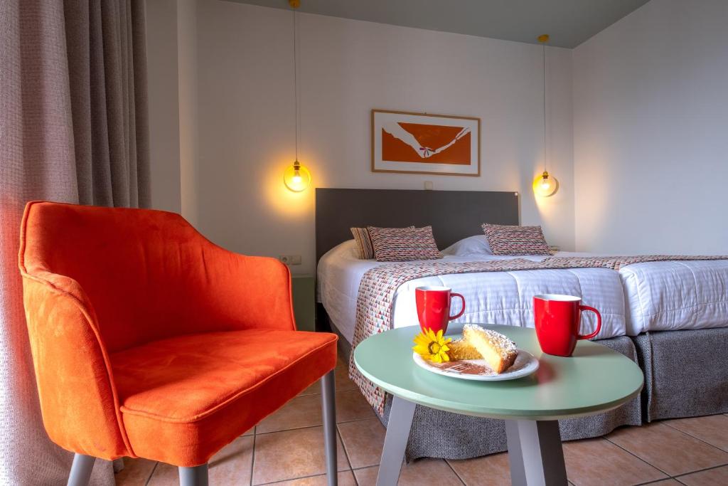 Postel nebo postele na pokoji v ubytování Flisvos Royal Hotel & Suites