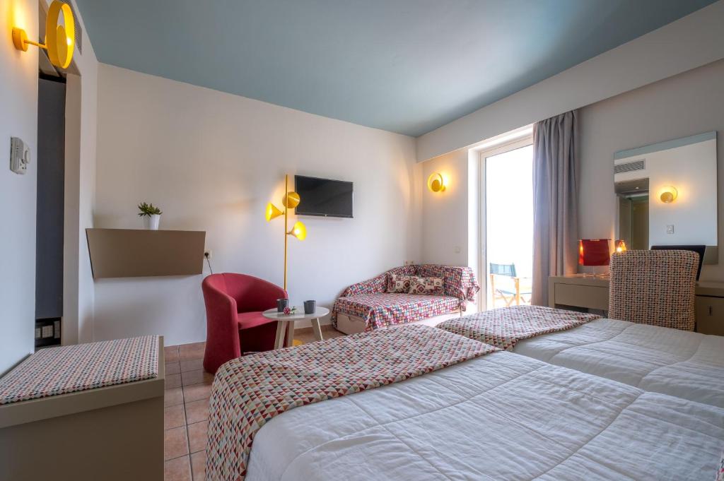 Postel nebo postele na pokoji v ubytování Flisvos Royal Hotel & Suites
