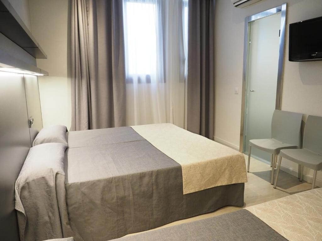Postel nebo postele na pokoji v ubytování Hostal Benidorm
