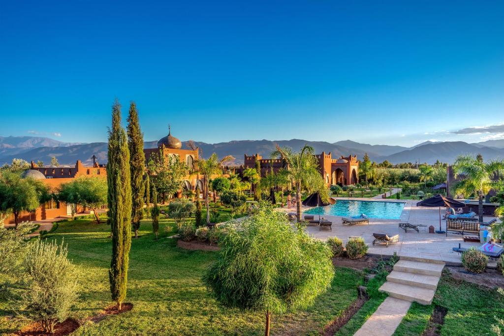 einen Luftblick auf ein Resort mit einem Pool in der Unterkunft Taj Atlas Wellness Boutique Hôtel & Spa in Amizmiz