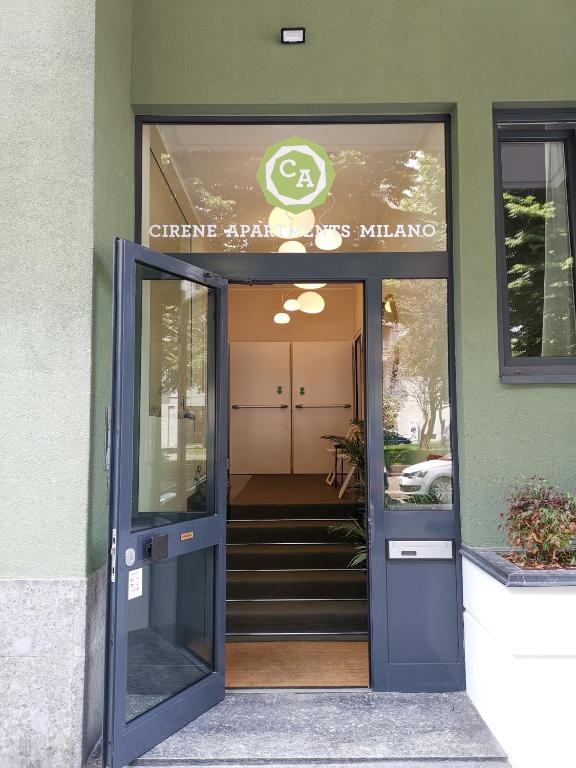 wejście do budynku z niebieskimi drzwiami w obiekcie Cirene Apartments Milano w Mediolanie