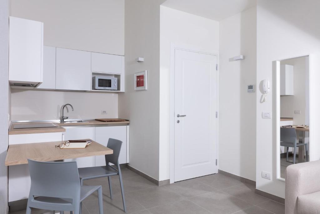 Kuchnia lub aneks kuchenny w obiekcie Cirene Apartments Milano