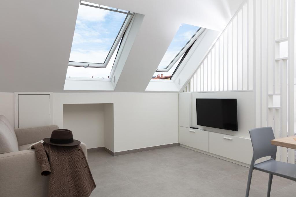 Telewizja i/lub zestaw kina domowego w obiekcie Cirene Apartments Milano