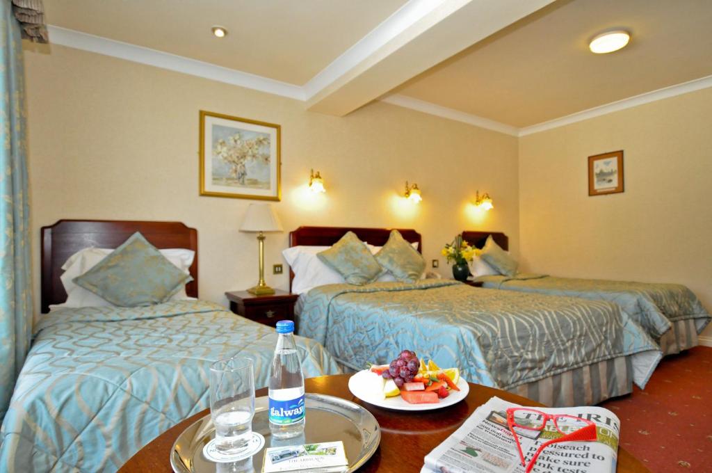 Postel nebo postele na pokoji v ubytování The Ardilaun Hotel