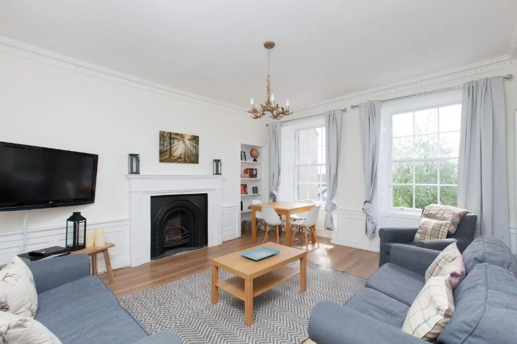 Spacious 4 Bedroom Apartment, Edinburgh, United Kingdom