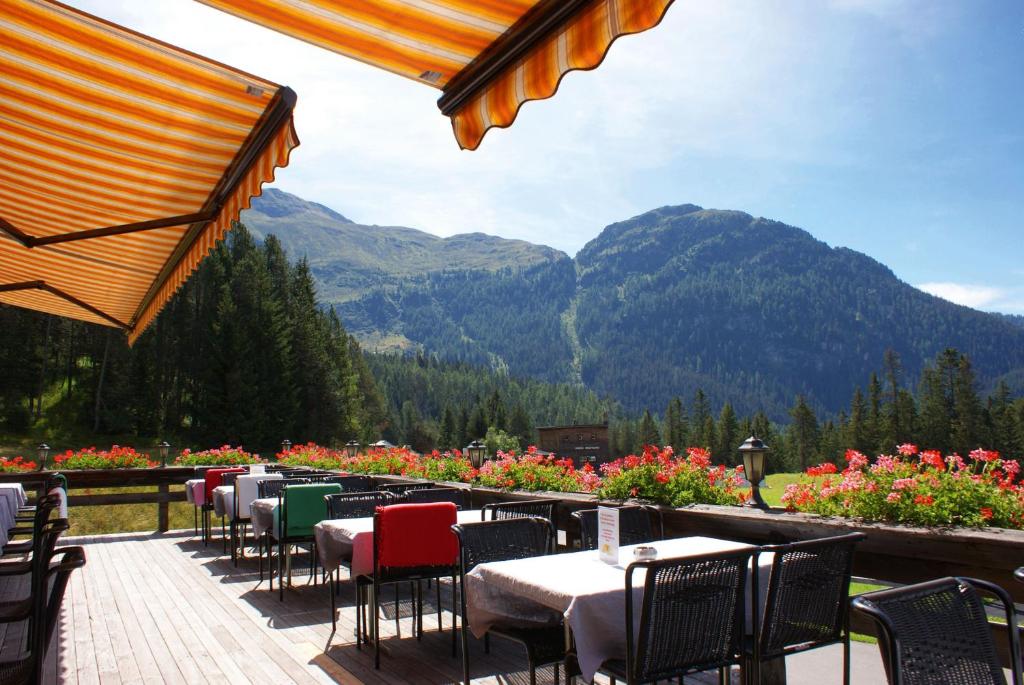 Nespecifikovaný výhled na hory nebo výhled na hory při pohledu z hotelu
