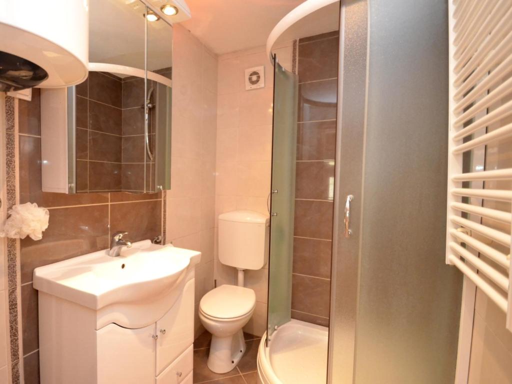 Uma casa de banho em Apartments Kordić