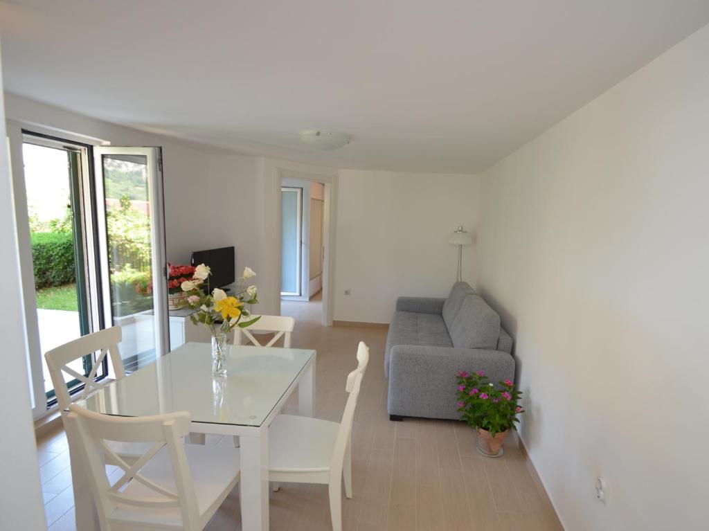 Uma área de estar em Apartments Kordić