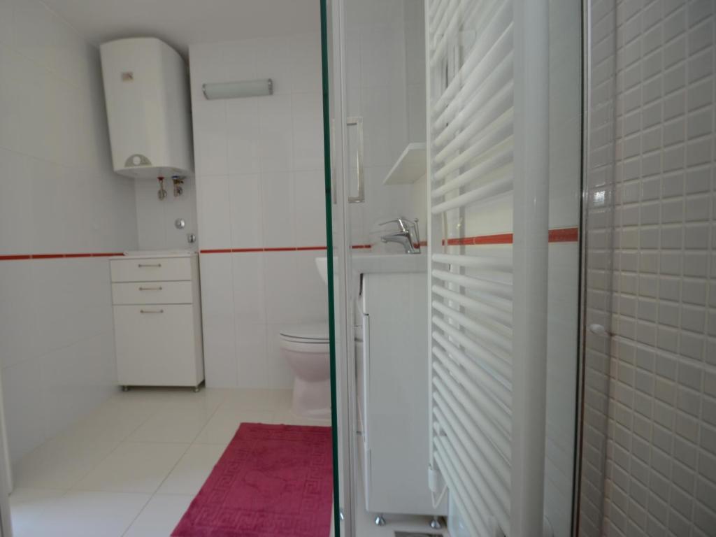 Uma casa de banho em Apartments Kordić