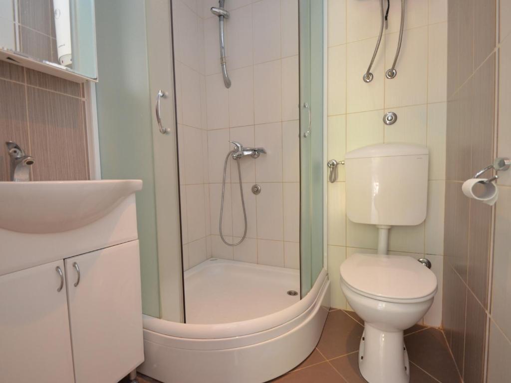 Uma casa de banho em Apartments Kordić