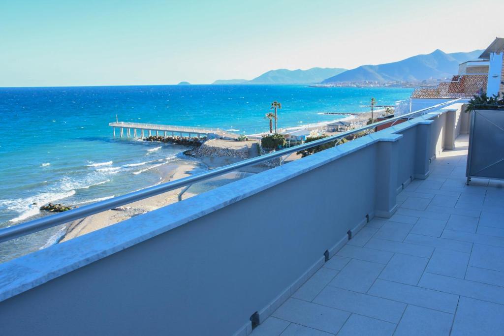 una vista sulla spiaggia dal balcone di un edificio di Vela d’Oro a Pietra Ligure