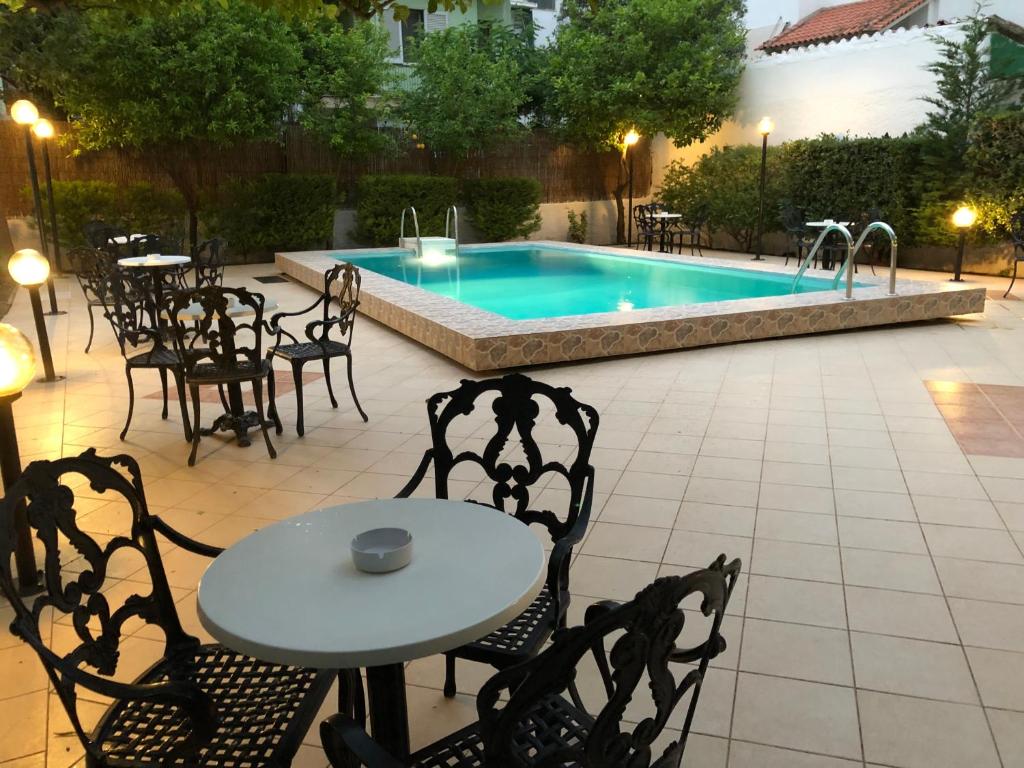 Bazén v ubytování Hotel Bakos nebo v jeho okolí
