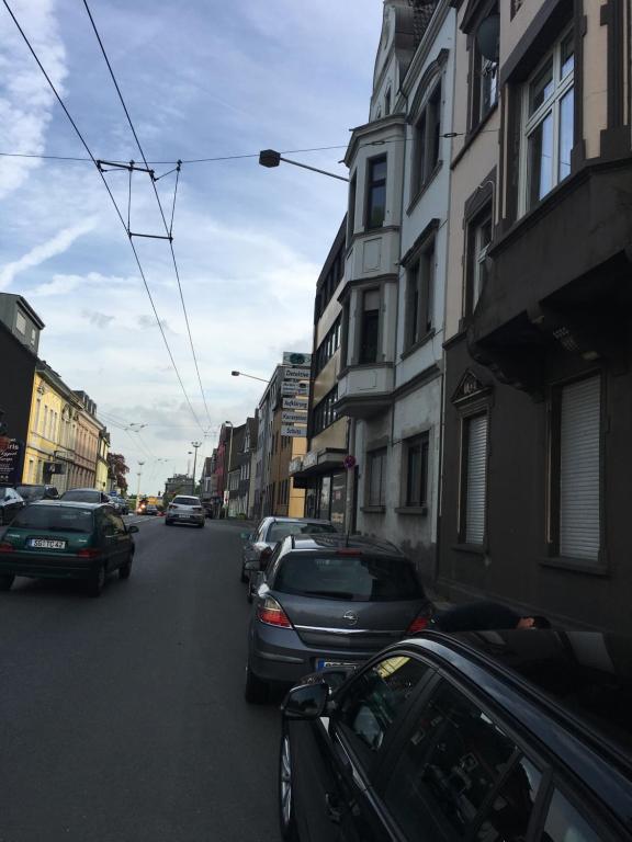 eine Straße mit am Straßenrand geparkt in der Unterkunft Apartment BOZ Solingen in Solingen