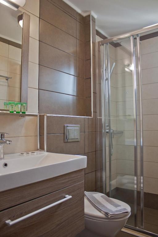 Koupelna v ubytování Danaos Hotel
