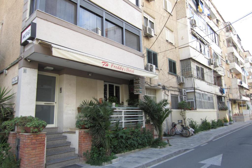 een gebouw aan de straatkant bij Salku Serviced Rooms in Tirana