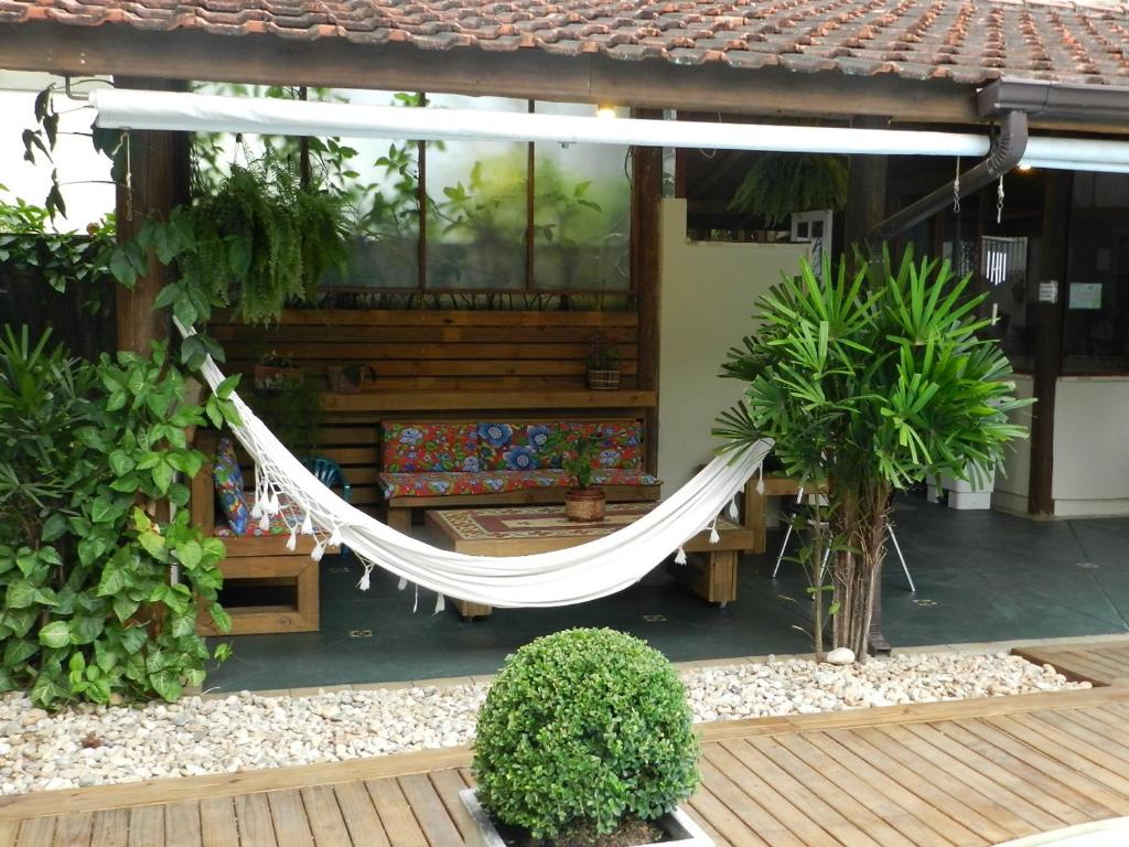 フロリアノポリスにあるResidencial Pontal do Jurerêの家の前のハンモック