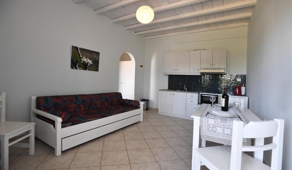 Kuchyň nebo kuchyňský kout v ubytování Nostos Beachfront Apartments & Studios