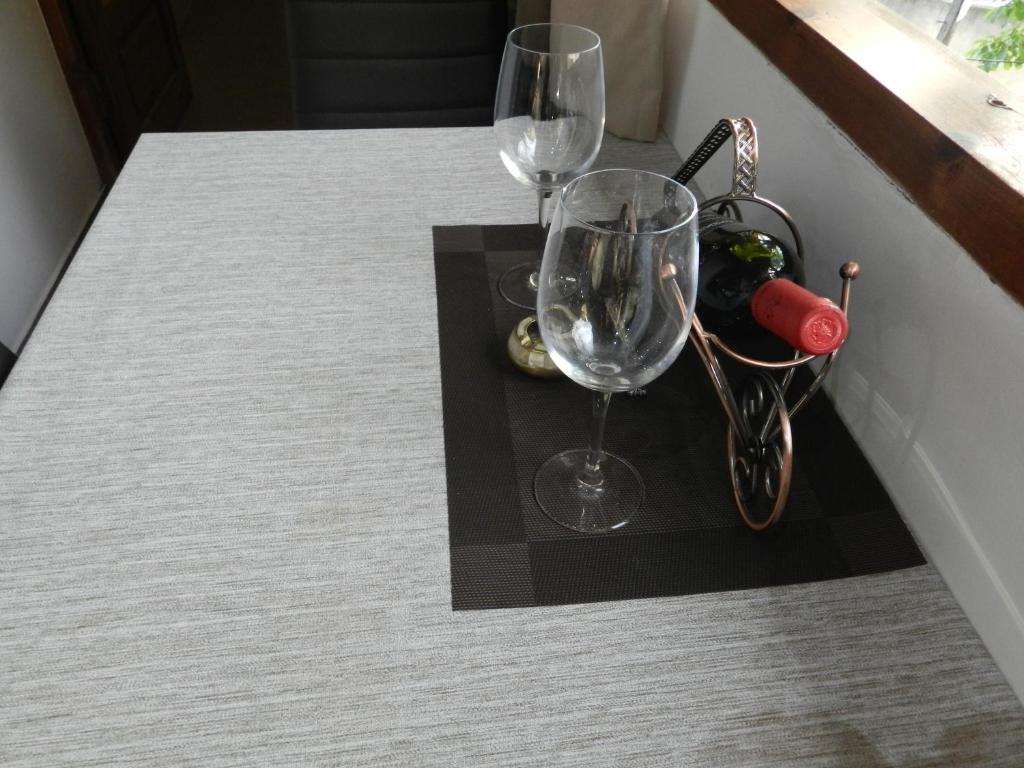 una mesa con dos copas de vino encima en Two room - Apartment Mtatsminda, en Tiflis