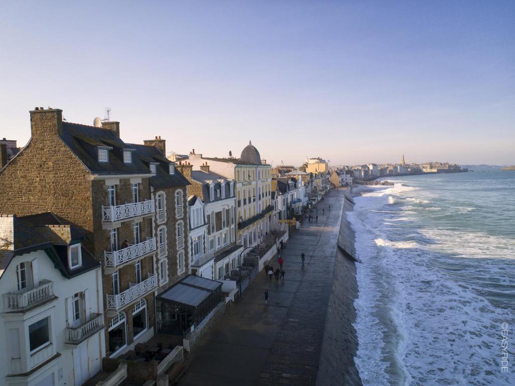 un grupo de edificios en una calle junto al océano en Antinéa, en Saint-Malo