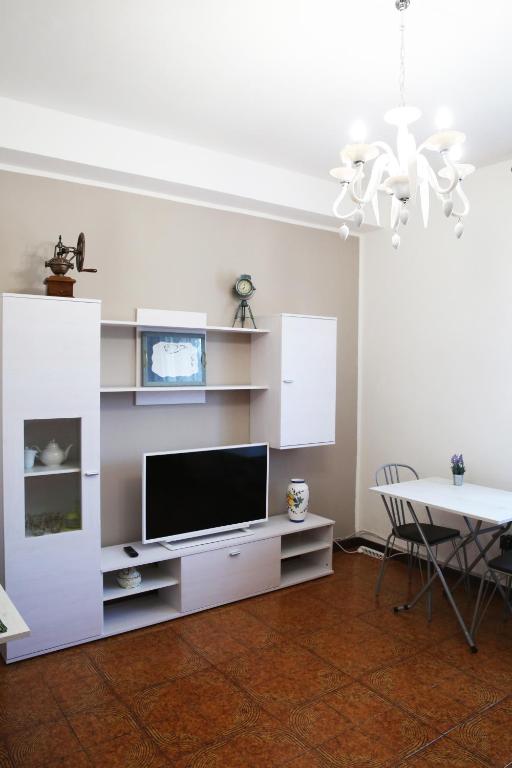 Televízia a/alebo spoločenská miestnosť v ubytovaní appartamento delle rose