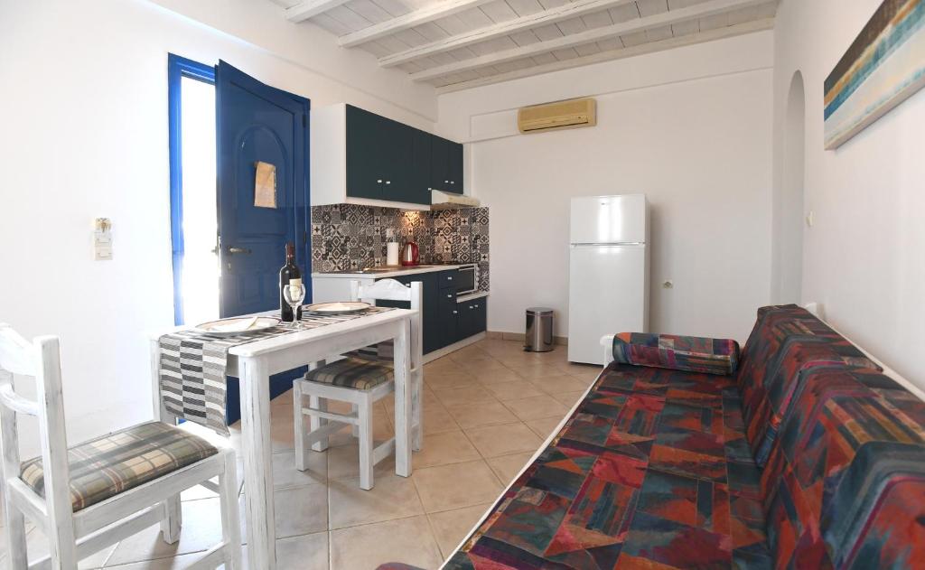 Kuchyň nebo kuchyňský kout v ubytování Nostos Beachfront Apartments & Studios
