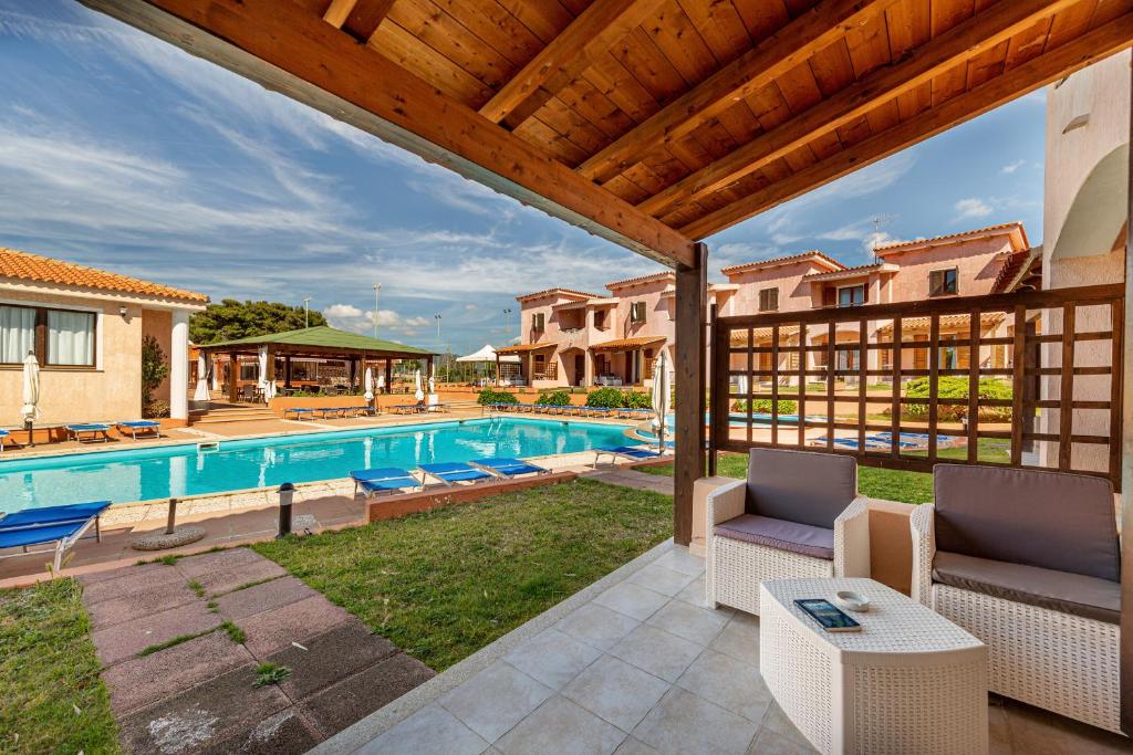 Bazén v ubytování Marina Manna Hotel and Club Village nebo v jeho okolí