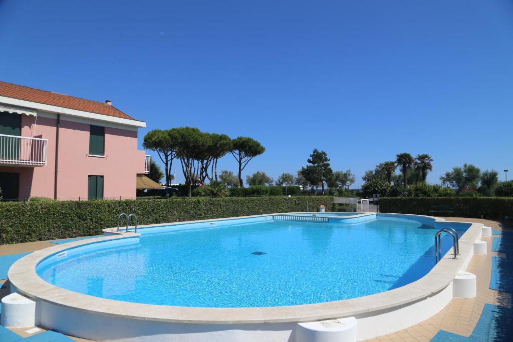 una grande piscina in mezzo a un cortile di Summer by the sea home a Cavallino-Treporti