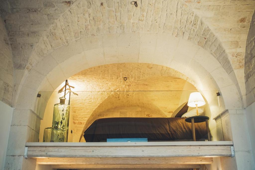 an archway in a room with a bed at Civico 5 in Alberobello