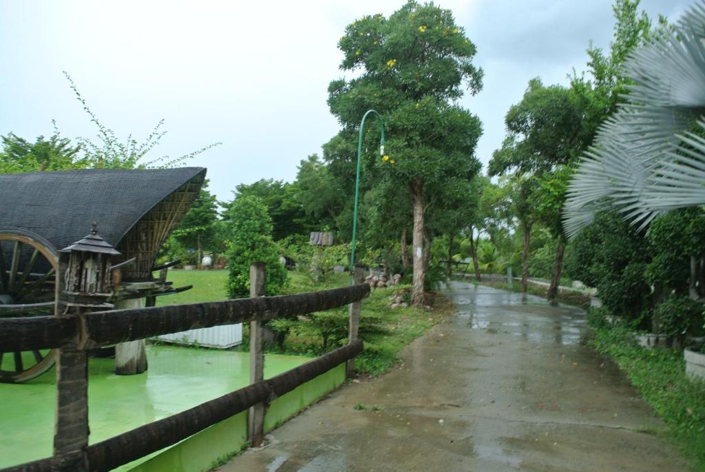 วิวสระว่ายน้ำที่ Baan Suan Resort Juree Punsuk หรือบริเวณใกล้เคียง