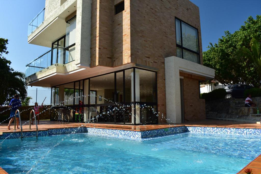 een huis met een zwembad voor een gebouw bij Casa en Santa Veronica Atlantico in Santa Veronica