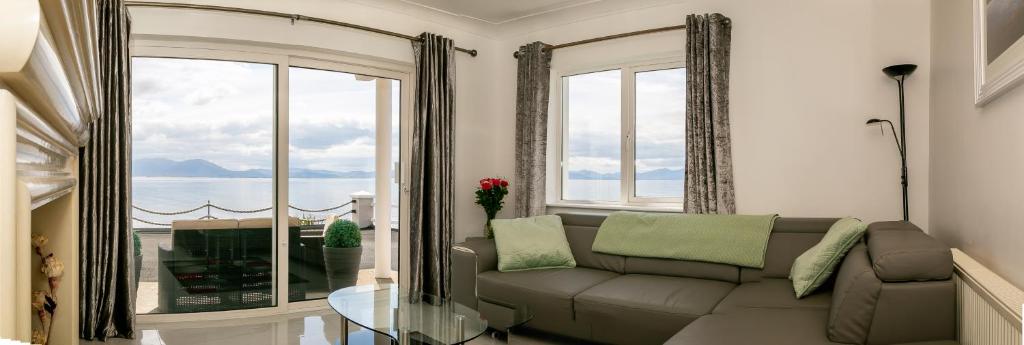 Posezení v ubytování Ballyheigue Cliff Side and Sea View Apartment