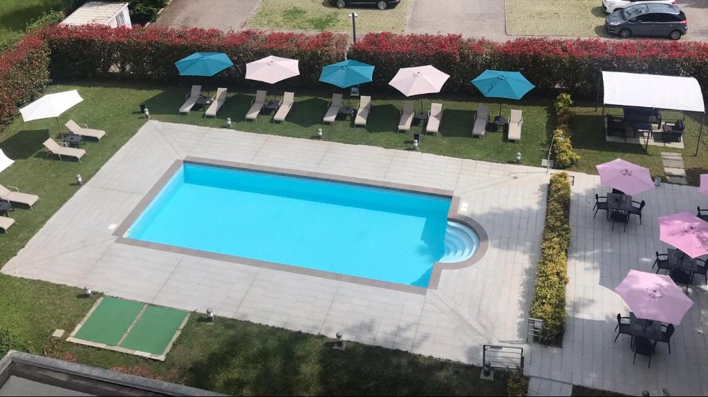 Bazén v ubytování Bis Hotel Varese nebo v jeho okolí