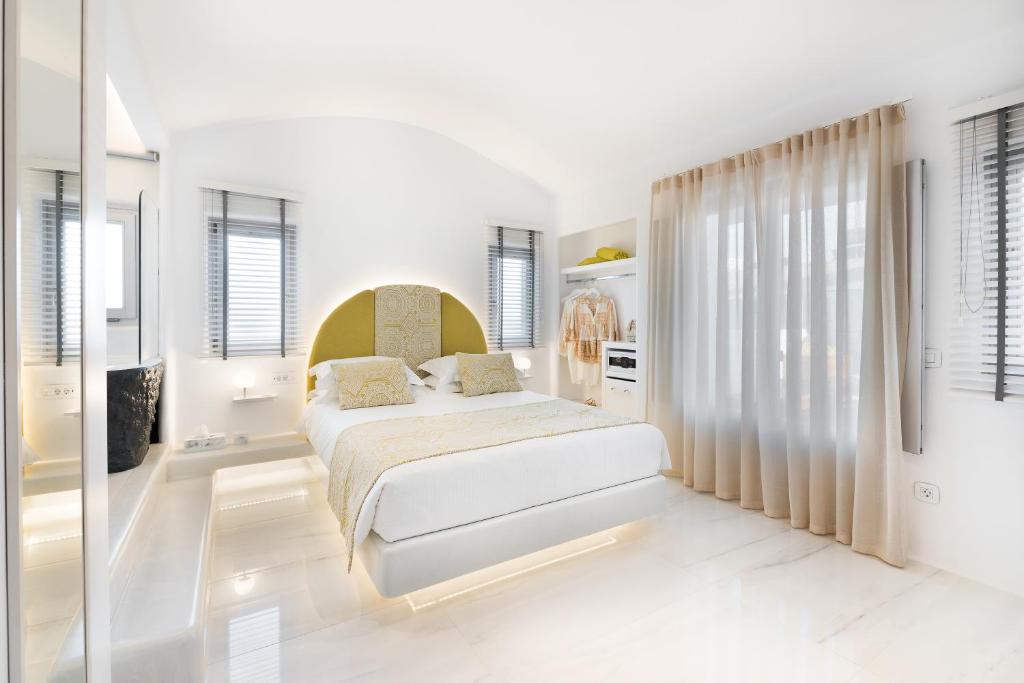 Postel nebo postele na pokoji v ubytování Emfasis Luxury Villa