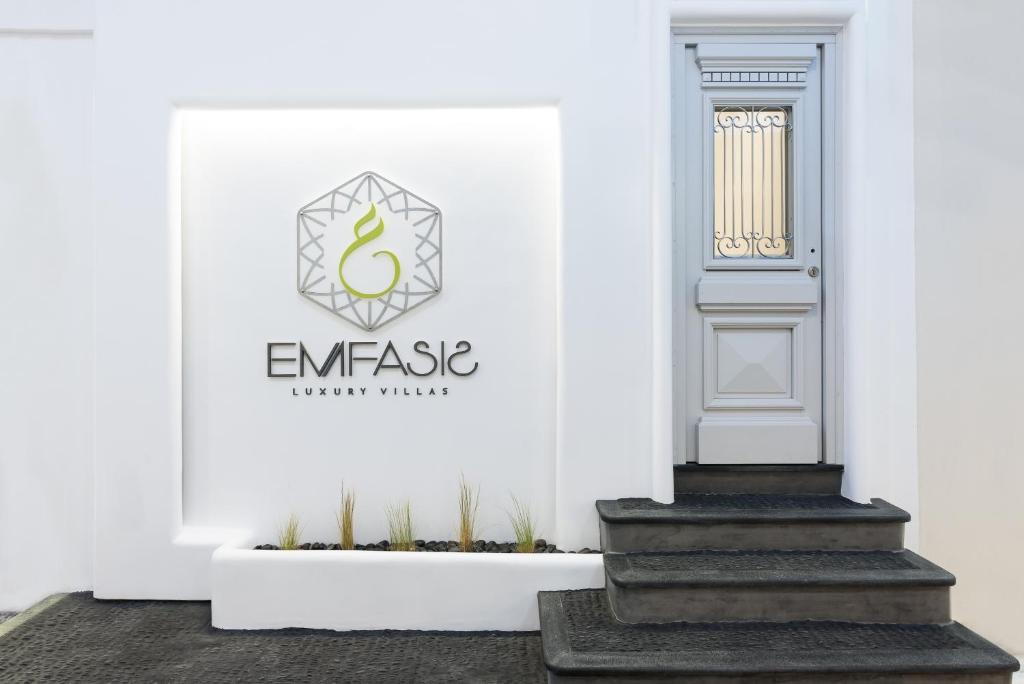 Certifikát, hodnocení, plakát nebo jiný dokument vystavený v ubytování Emfasis Luxury Villa