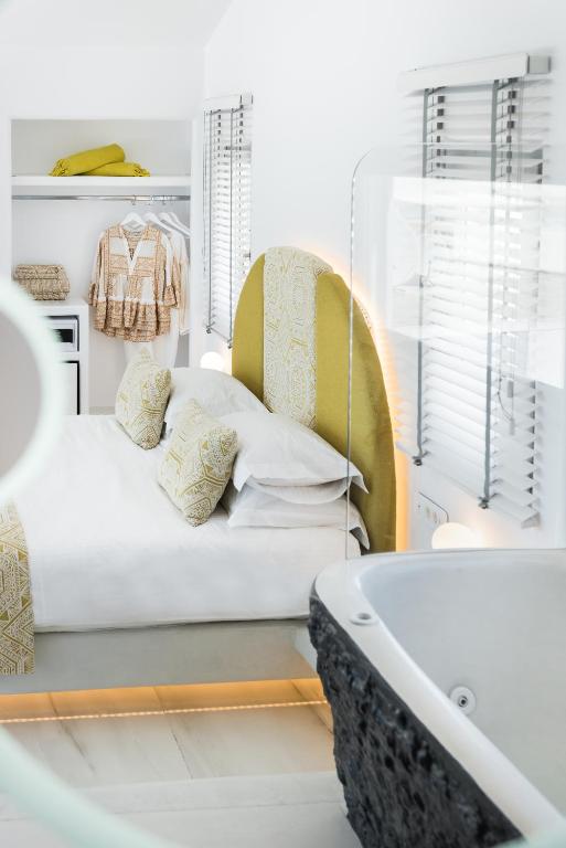 Postel nebo postele na pokoji v ubytování Emfasis Luxury Villa