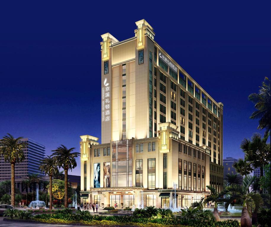 un gran edificio hotelero con palmeras delante en Leeden Jingxi Hotel, en Guangzhou