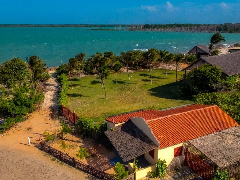 eine Luftaufnahme eines Hauses und des Ozeans in der Unterkunft Beach House- KiteAliCori , Macapa' in Ponta do Anel